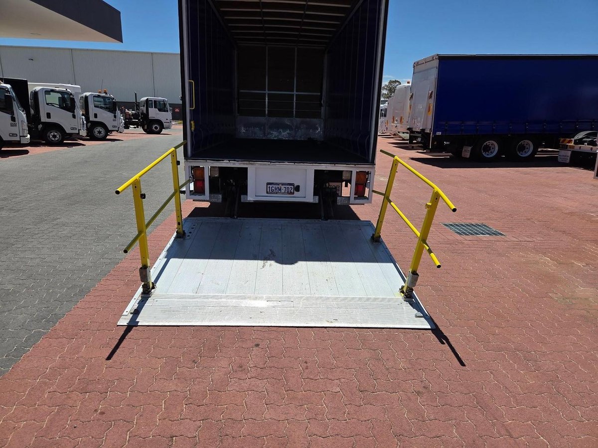 2017 UD Mk 11 250 10 Pallet Tautliner And Lift image 28