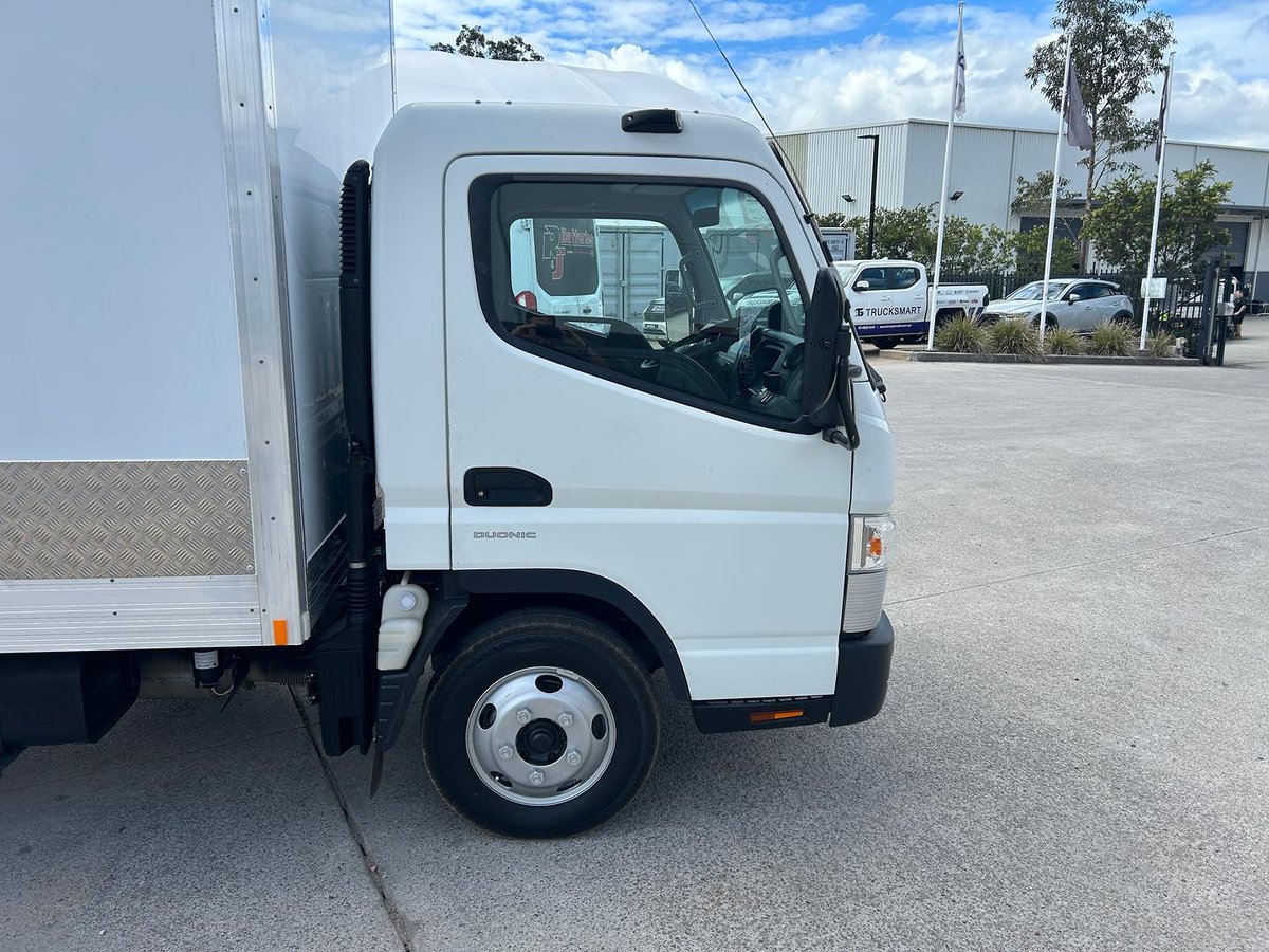 2023 Fuso Canter 515 image 10