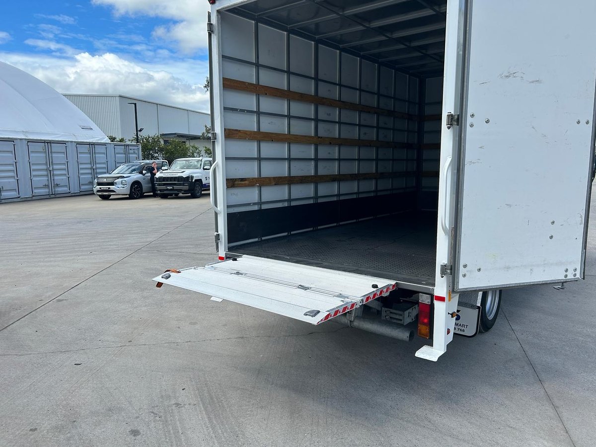 2023 Fuso Canter 515 image 18