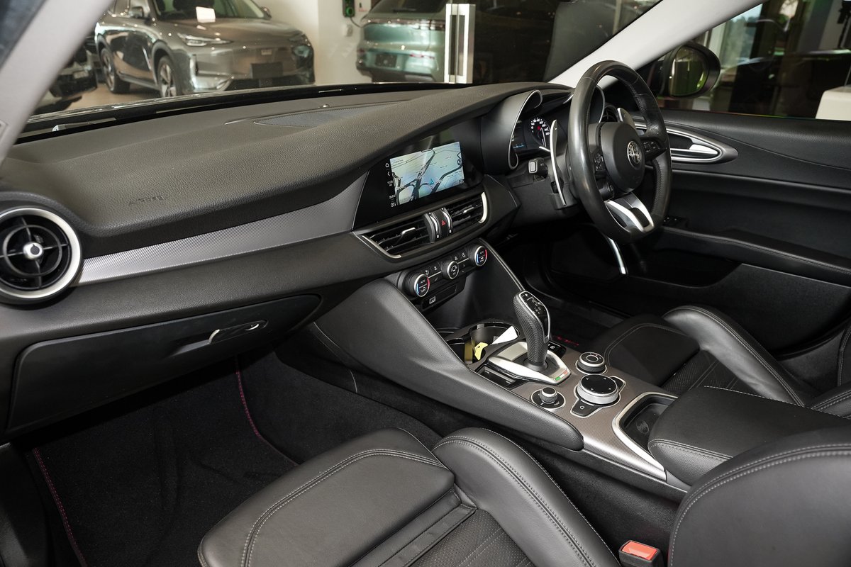 2021 Alfa Romeo Giulia Sport Series 2 image 13