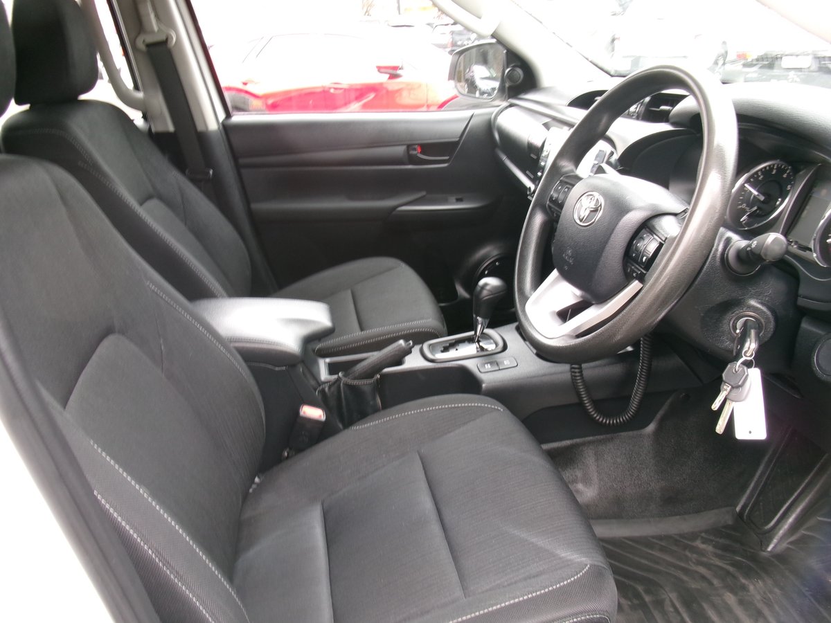 2020 Toyota Hilux 4x4 SR image 17