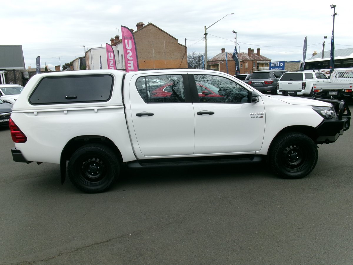 2020 Toyota Hilux 4x4 SR image 9