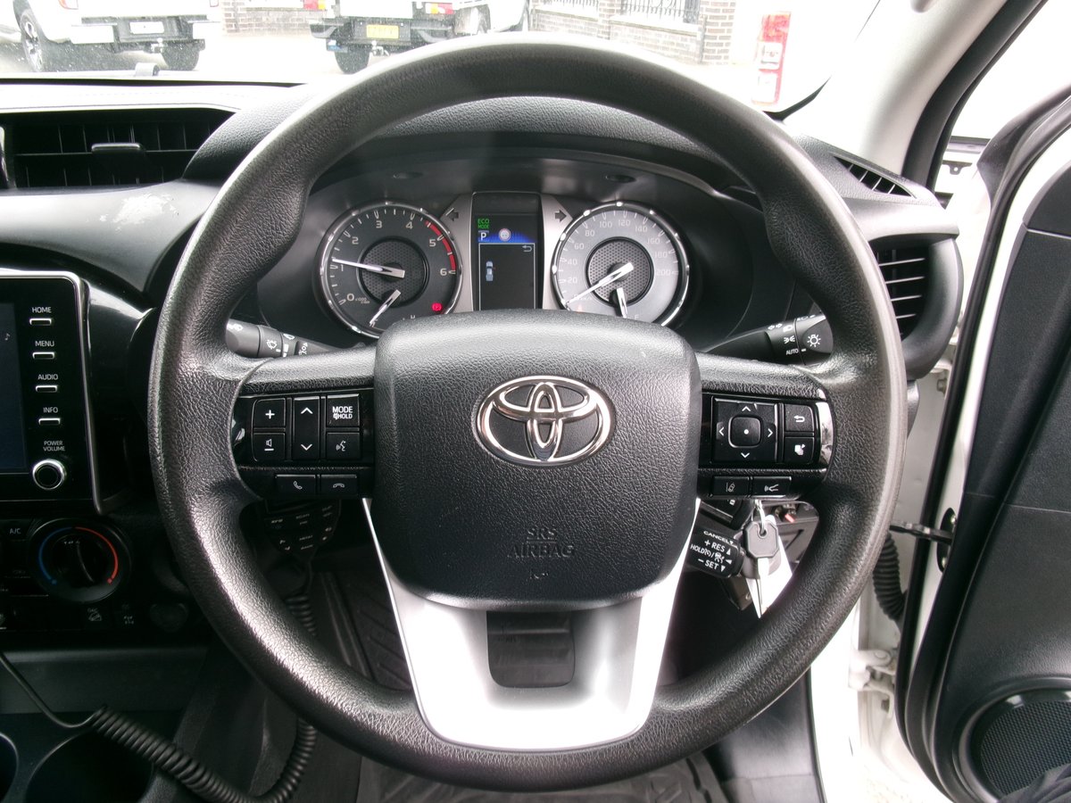2020 Toyota Hilux 4x4 SR image 10