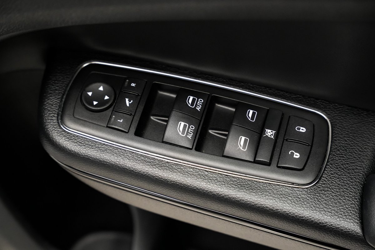 2015 Chrysler 300 SRT-8 LX MY14 image 21