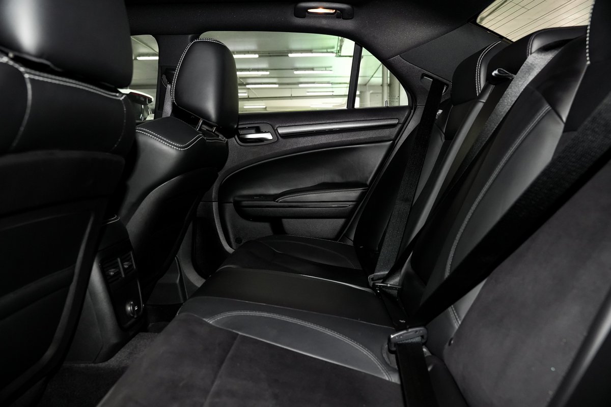 2015 Chrysler 300 SRT-8 LX MY14 image 9