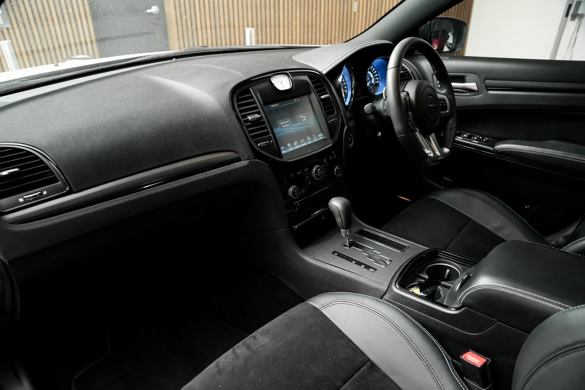 2015 Chrysler 300 SRT-8 LX MY14 image 10