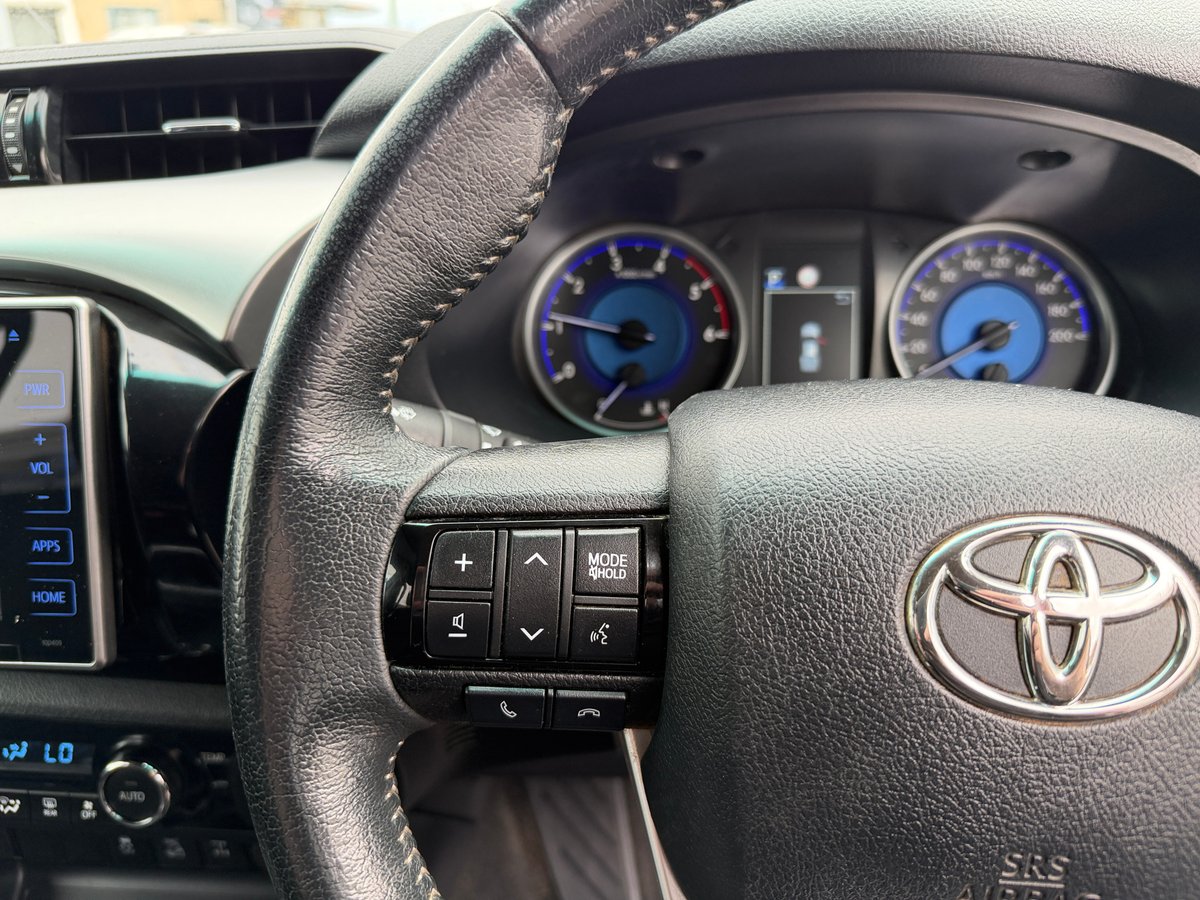 2019 Toyota Hilux 4x4 SR5 image 10