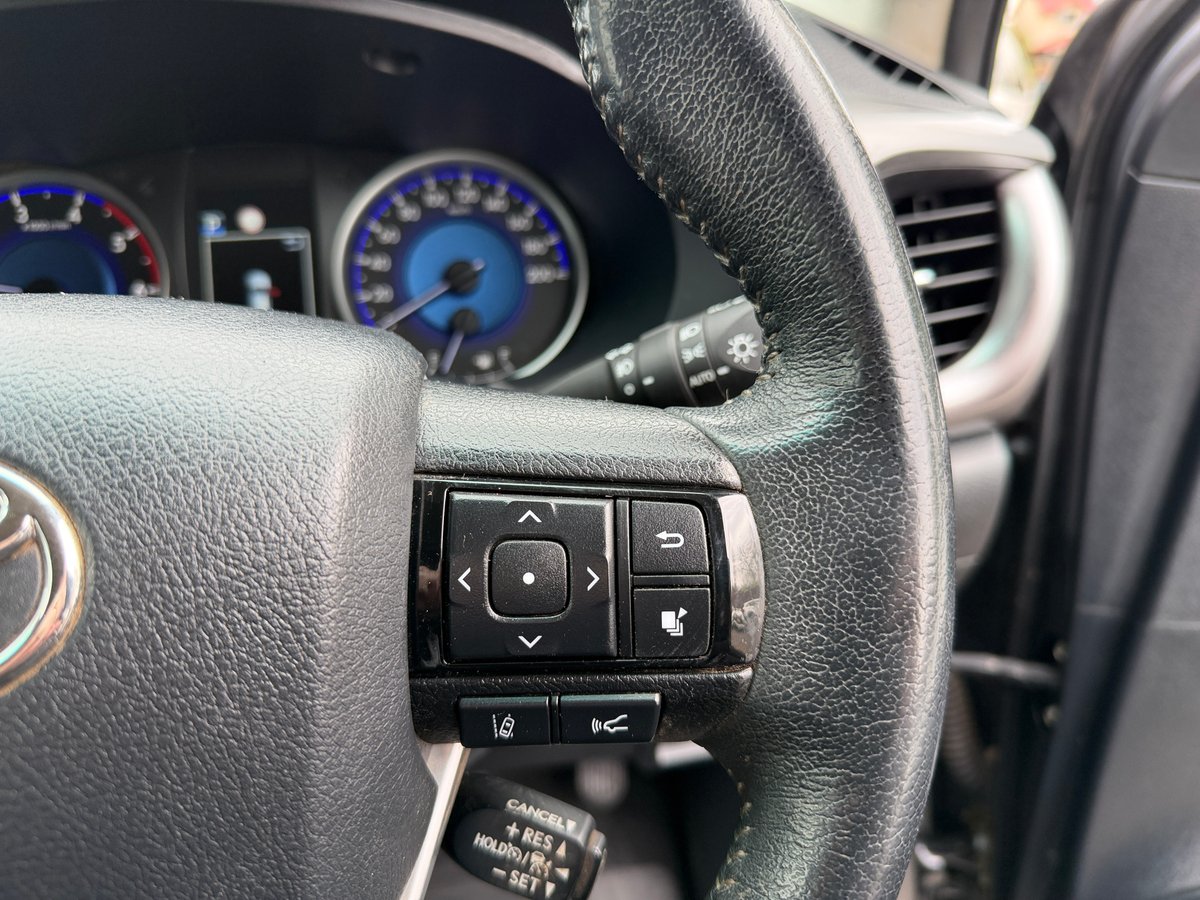 2019 Toyota Hilux 4x4 SR5 image 11