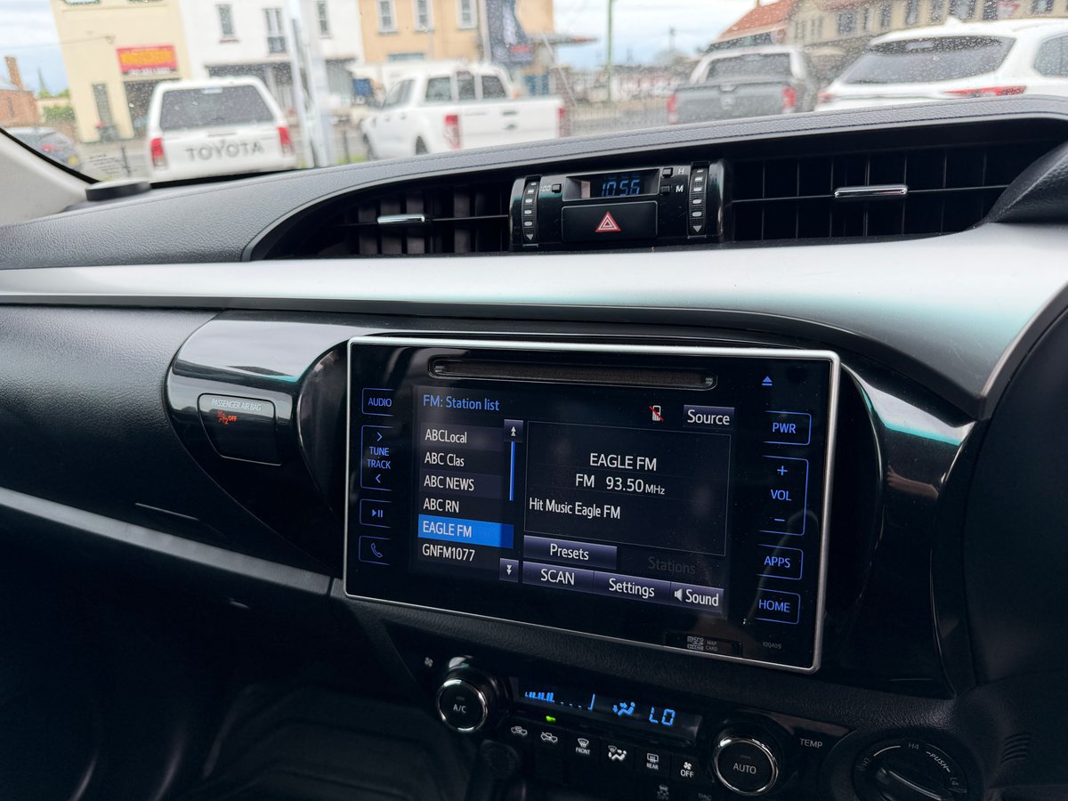 2019 Toyota Hilux 4x4 SR5 image 12