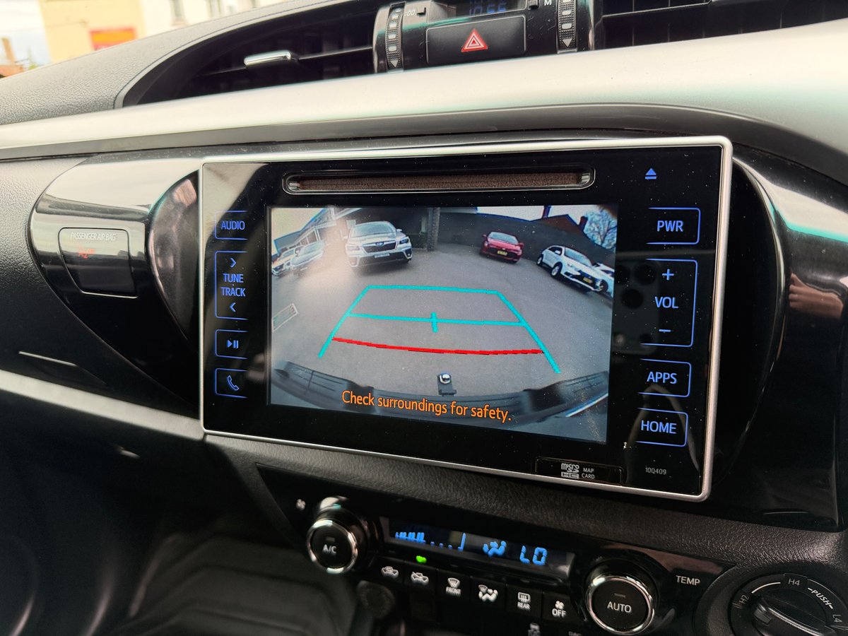 2019 Toyota Hilux 4x4 SR5 image 13