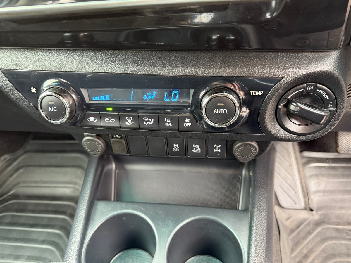 2019 Toyota Hilux 4x4 SR5 image 14