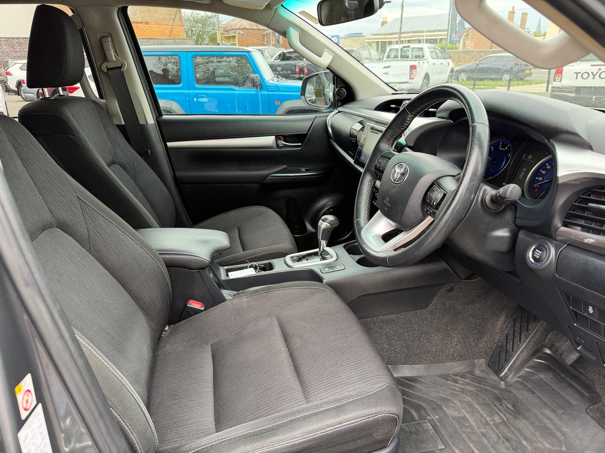 2019 Toyota Hilux 4x4 SR5 image 16