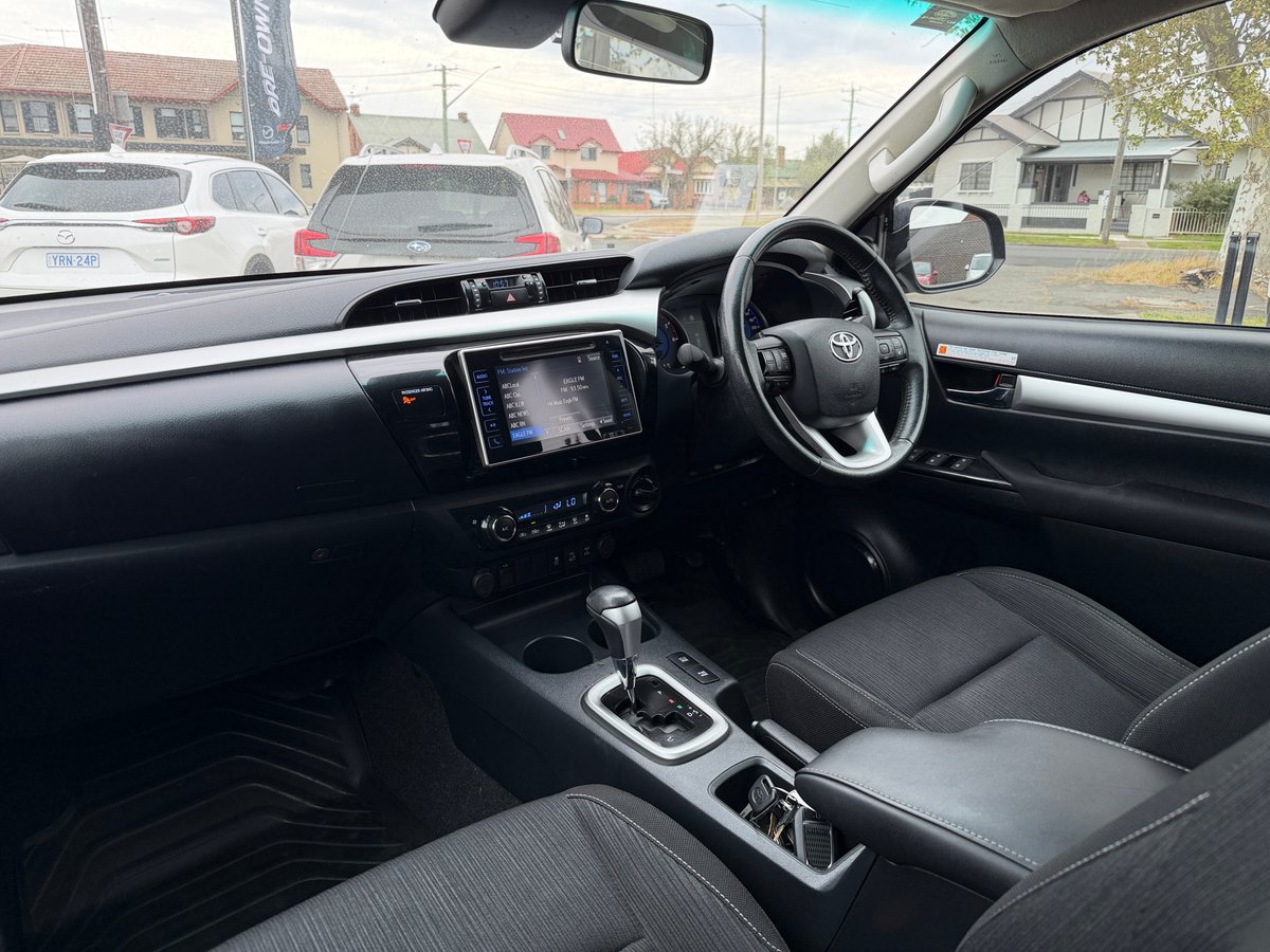 2019 Toyota Hilux 4x4 SR5 image 17