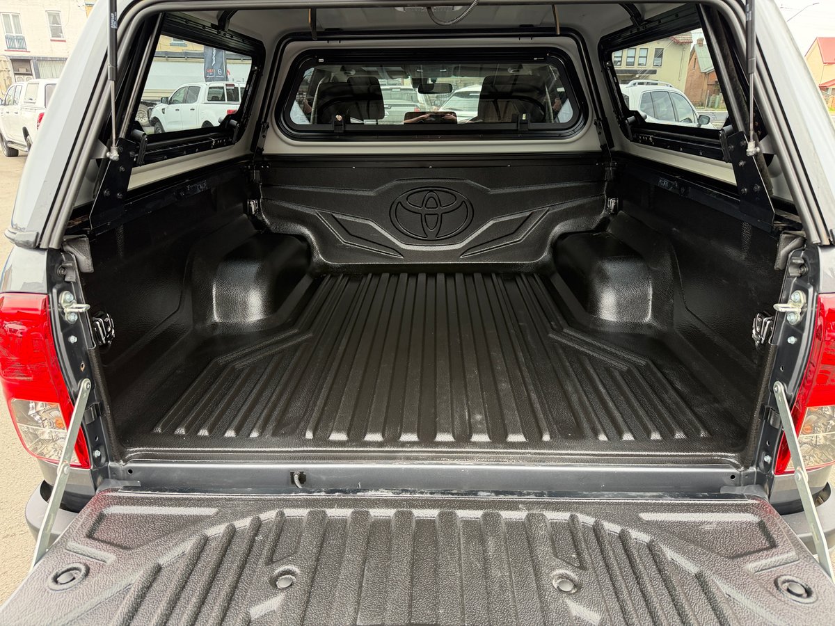 2019 Toyota Hilux 4x4 SR5 image 18