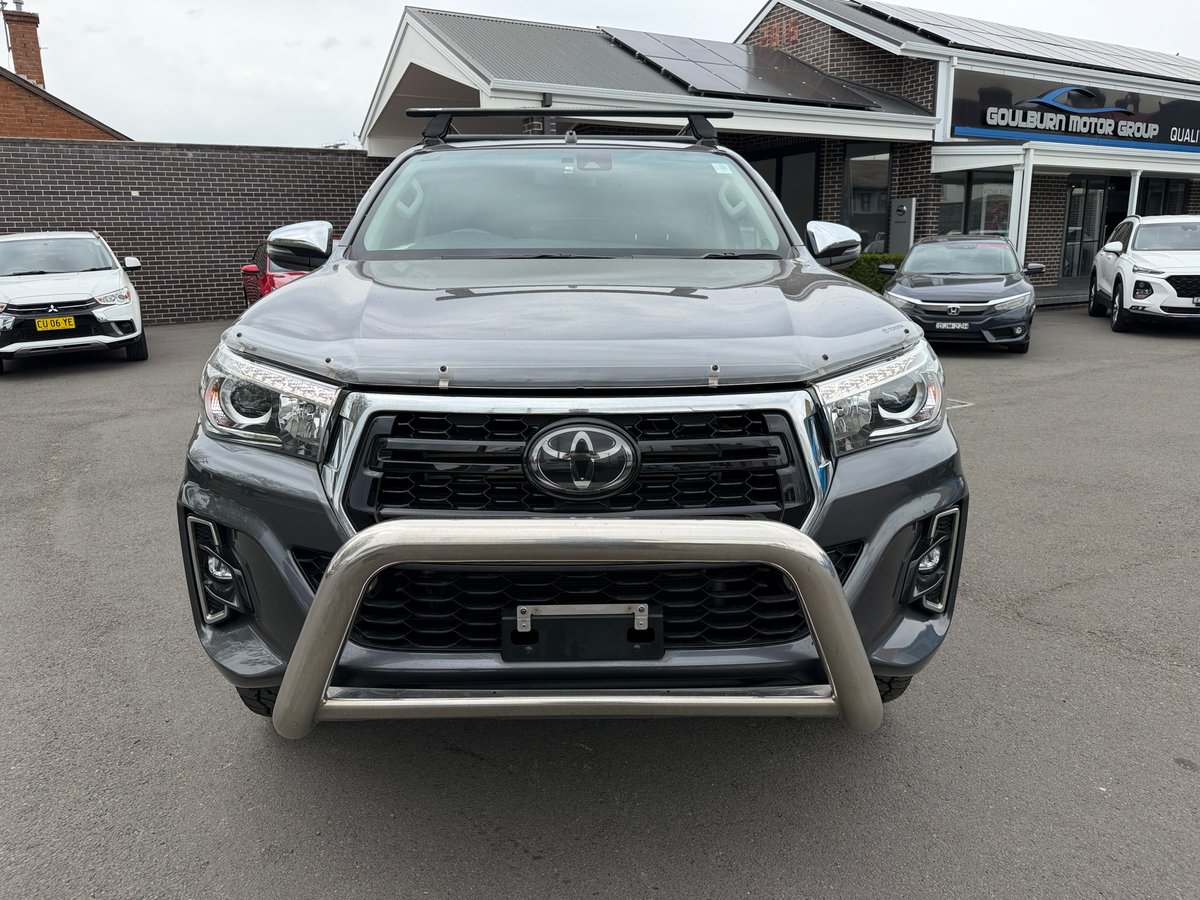 2019 Toyota Hilux 4x4 SR5 image 2