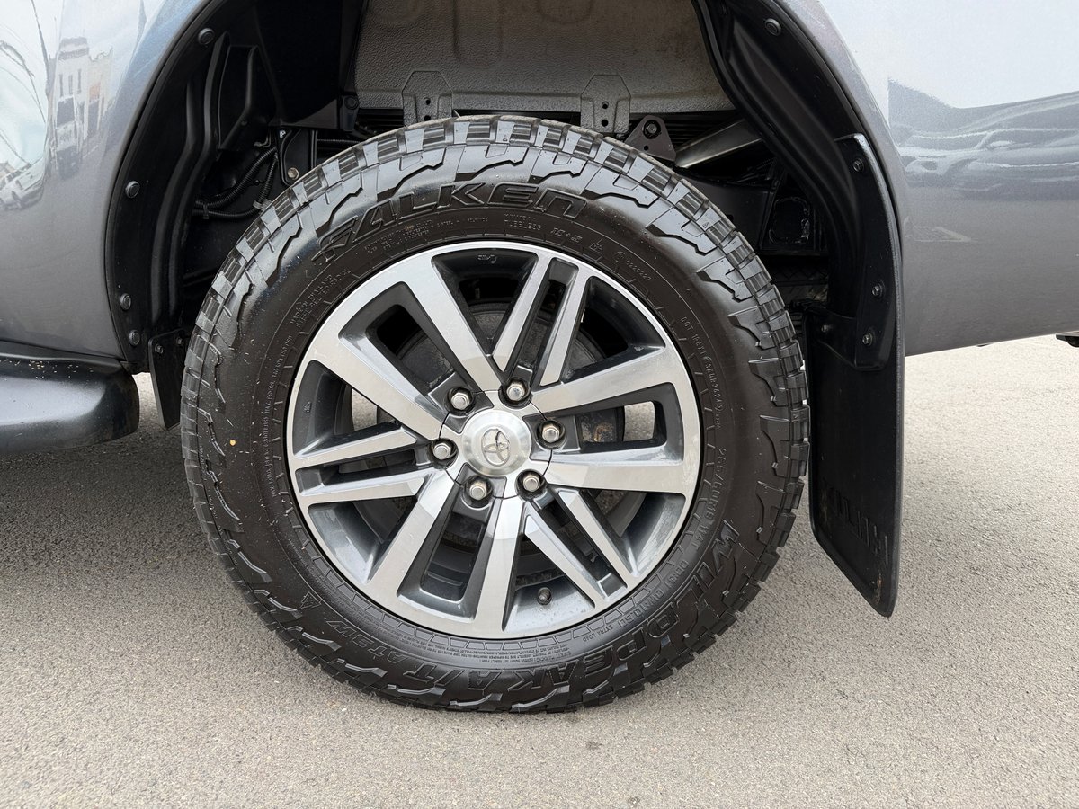 2019 Toyota Hilux 4x4 SR5 image 19