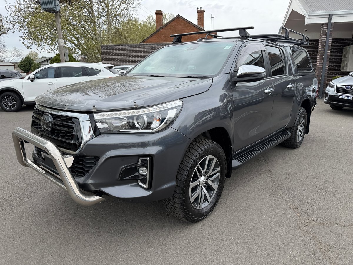 2019 Toyota Hilux 4x4 SR5 image 4
