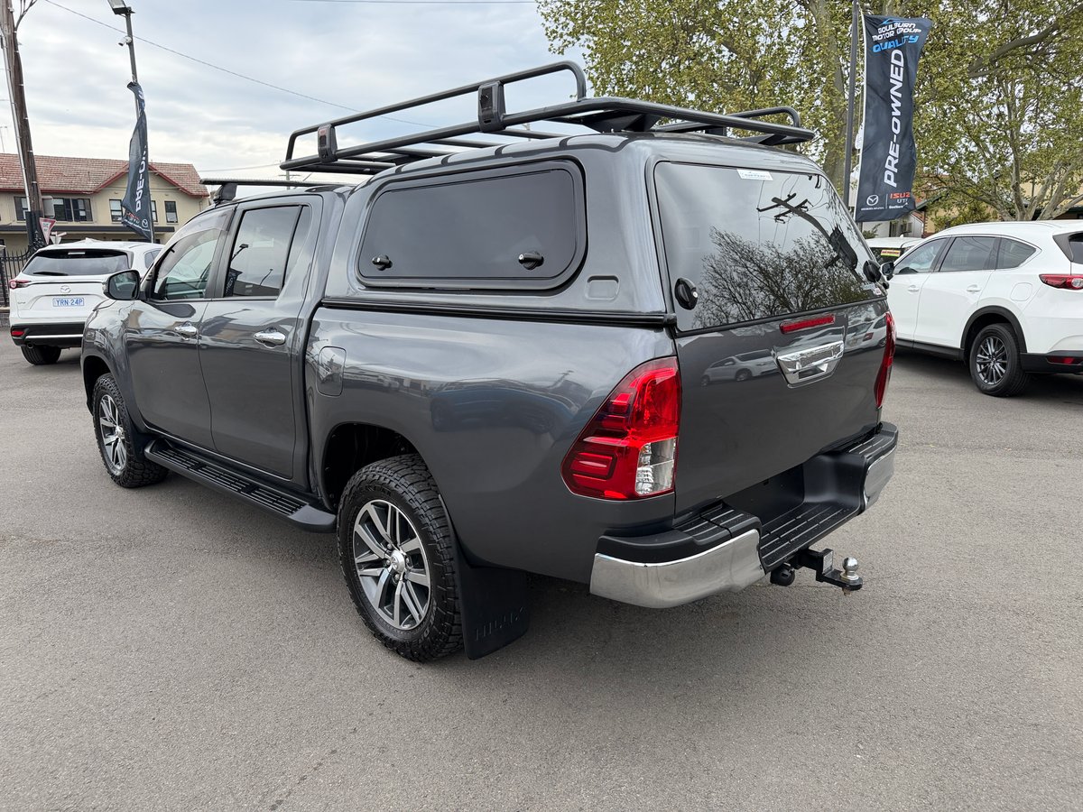 2019 Toyota Hilux 4x4 SR5 image 5
