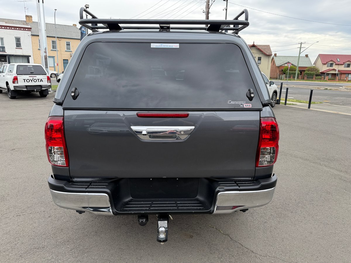 2019 Toyota Hilux 4x4 SR5 image 6