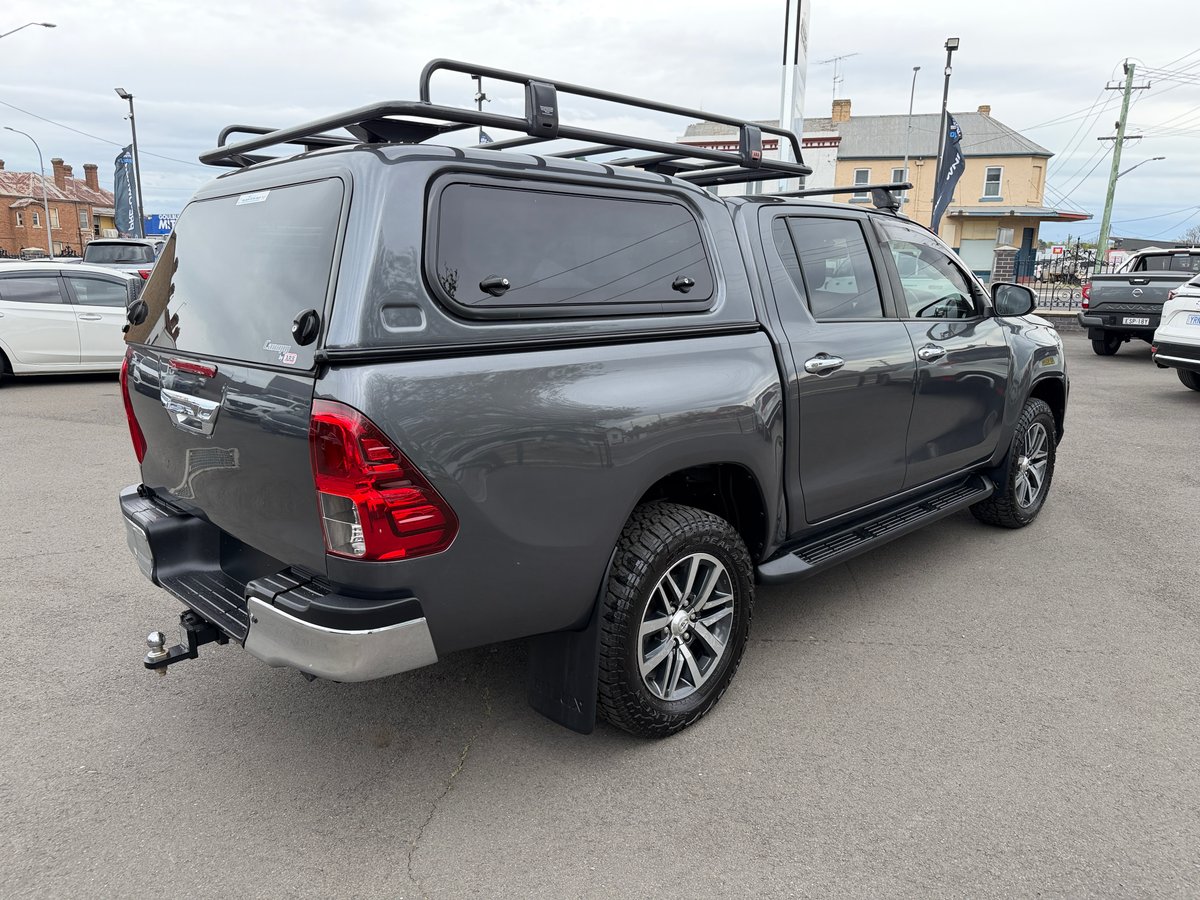 2019 Toyota Hilux 4x4 SR5 image 7