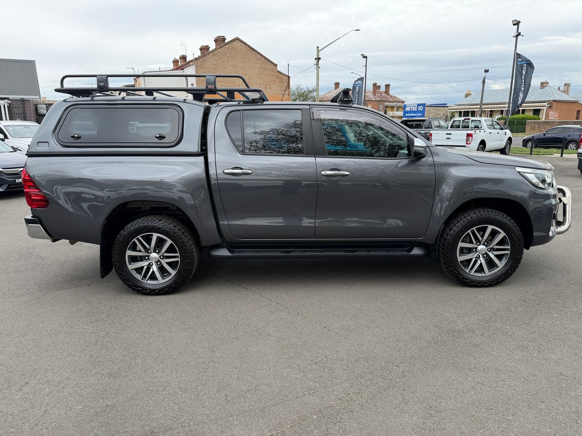 2019 Toyota Hilux 4x4 SR5 image 8
