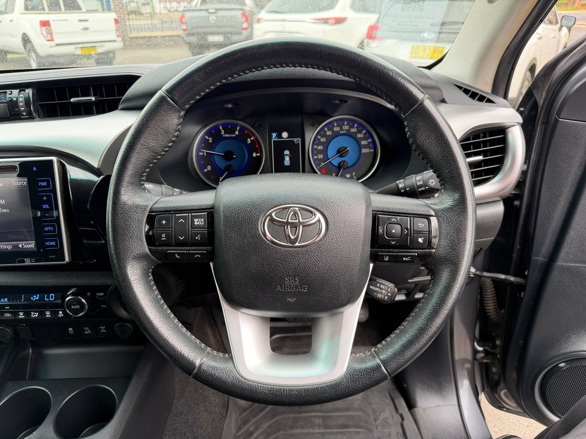 2019 Toyota Hilux 4x4 SR5 image 9