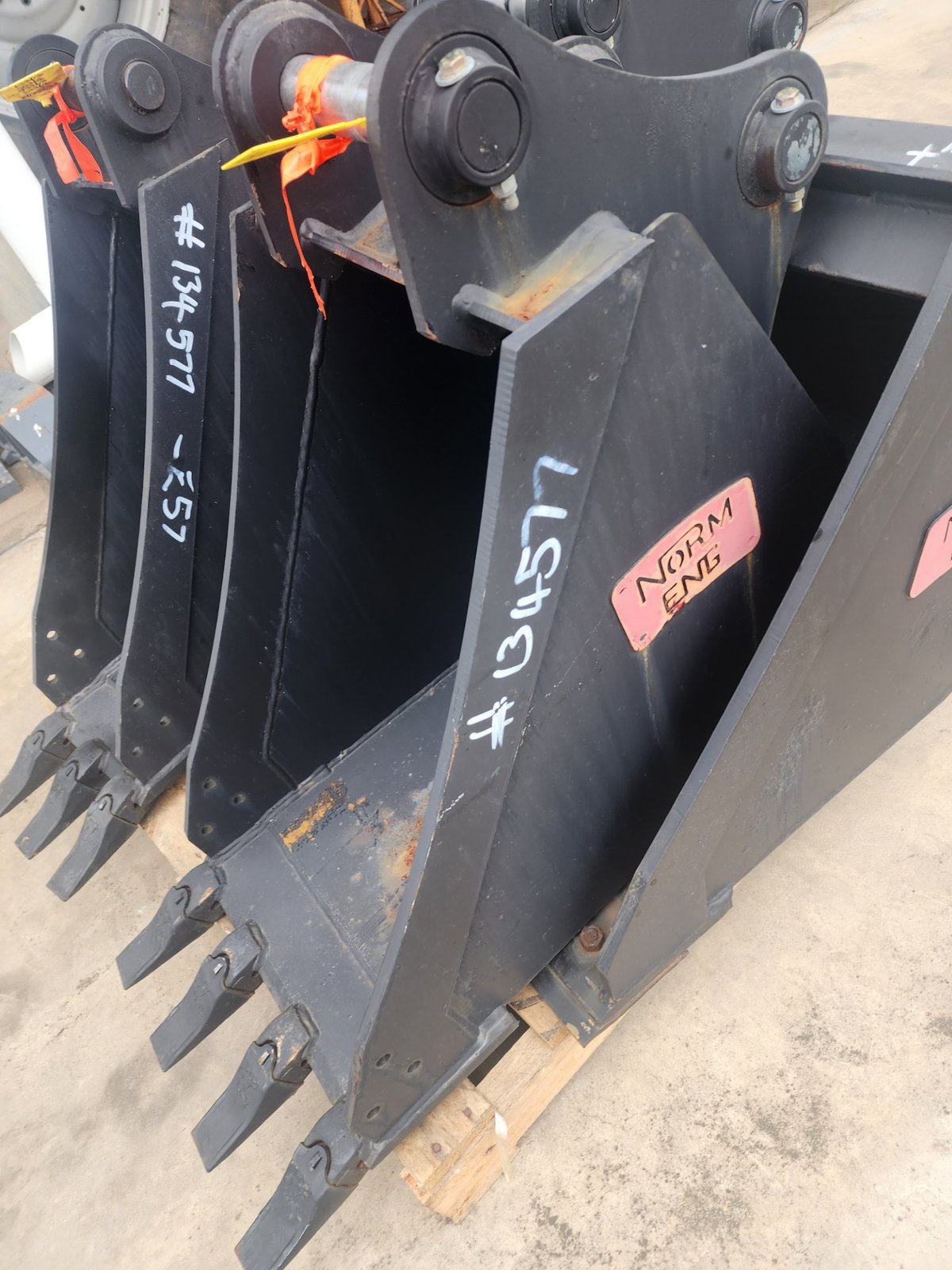 NORM ENGINEERING Bucket Combo + Tilting Quick Hitch