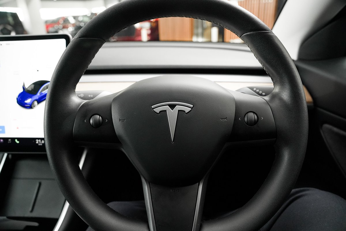 2020 Tesla Model 3 Long Range AWD image 17