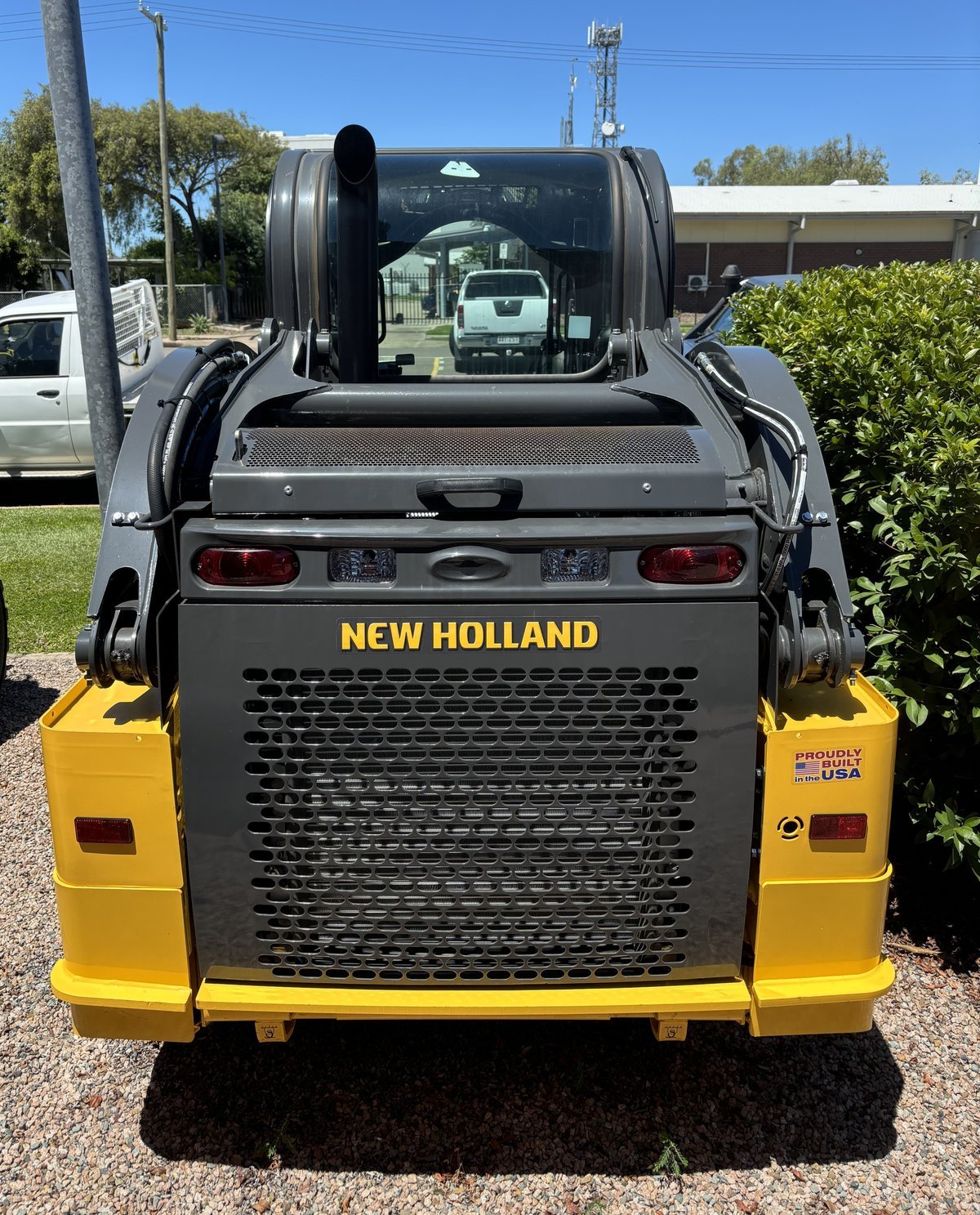 NEW HOLLAND CONSTRUCTION L318 Skid Steer Loader Skid Steer Loader image 2