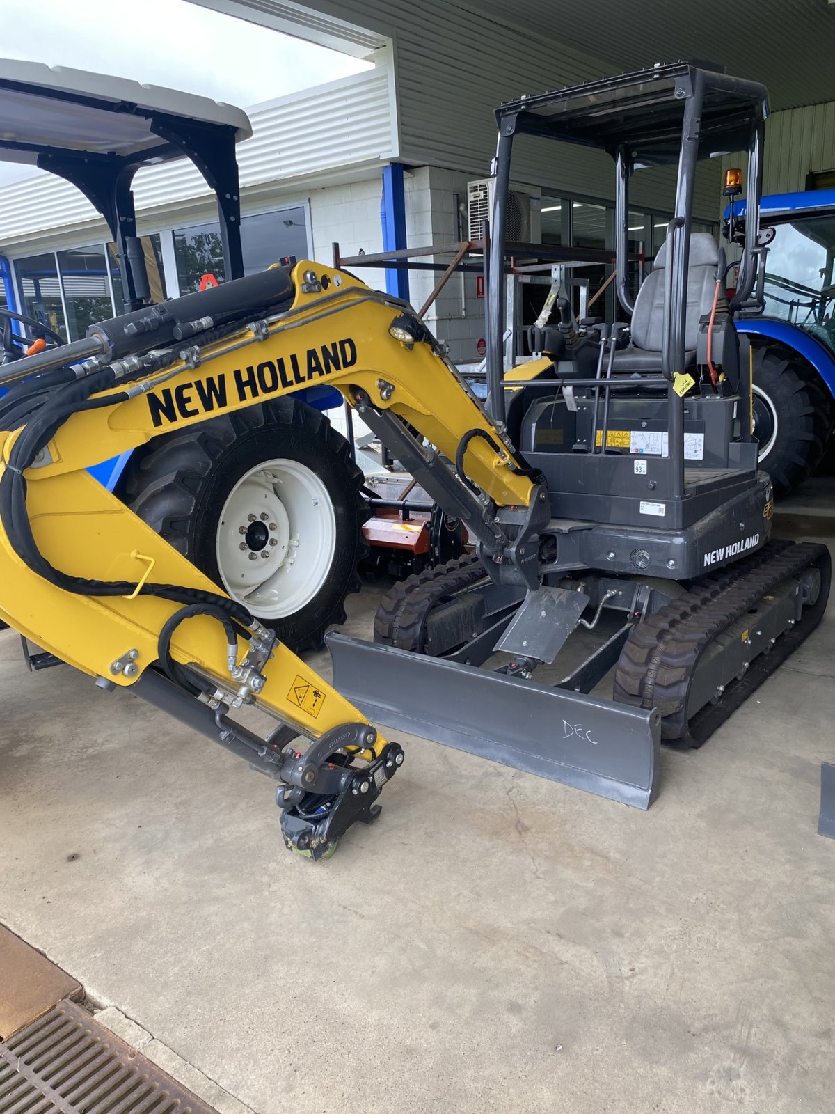 NEW HOLLAND CONSTRUCTION E25D Mini Excavator with Canopy Mini Excavator with Canopy