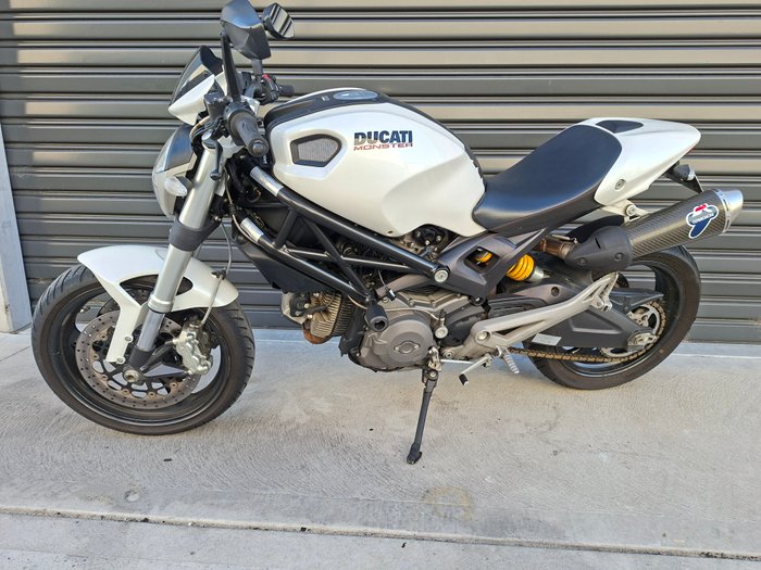 2010 Ducati Monster 696