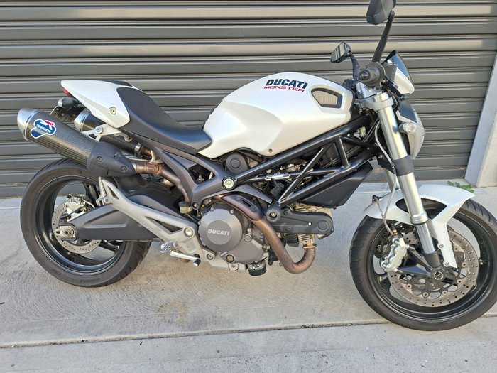 2010 Ducati Monster 696