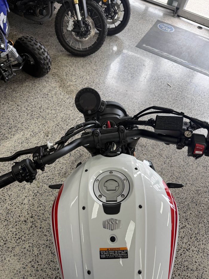 2025 YAMAHA XSR700
