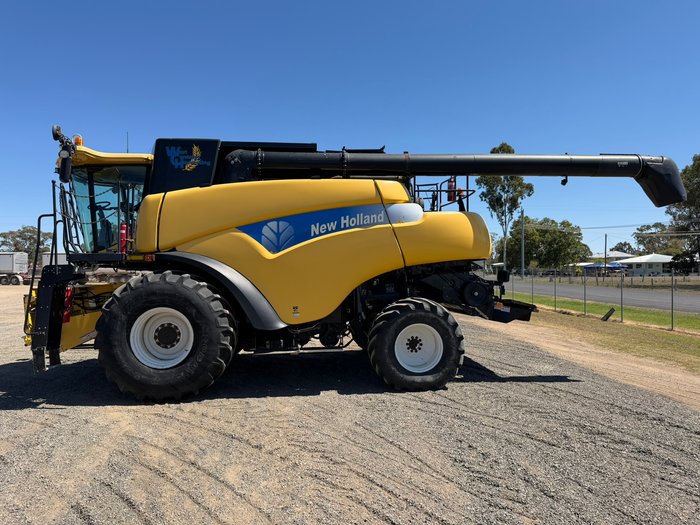 2011 NEW HOLLAND CR9080 COMBINE