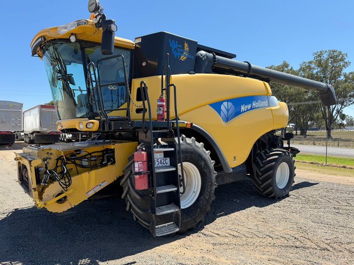 2011 NEW HOLLAND CR9080 COMBINE