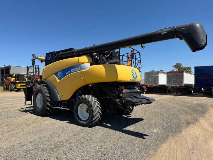 2011 NEW HOLLAND CR9080 COMBINE