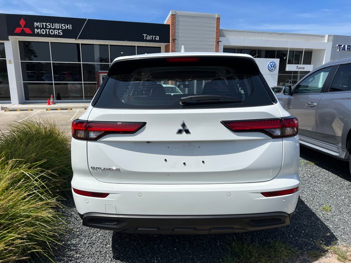 2024 MITSUBISHI Outlander ES