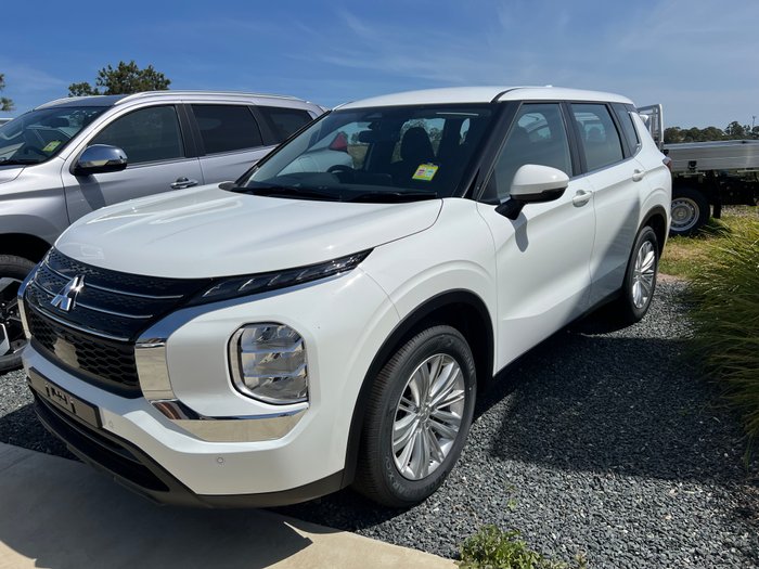 2024 MITSUBISHI Outlander ES