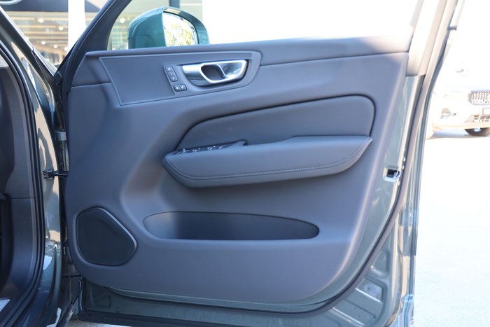 2026 Volvo XC60 Plus B5 Bright
