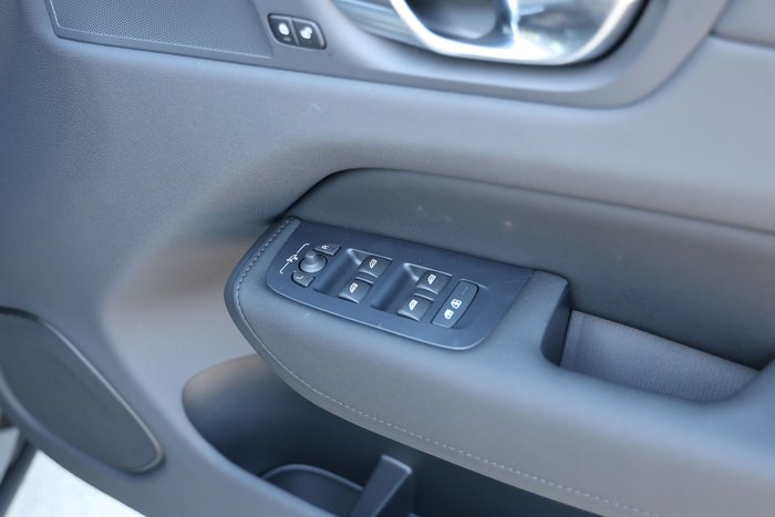 2026 Volvo XC60 Plus B5 Bright