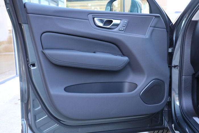 2026 Volvo XC60 Plus B5 Bright