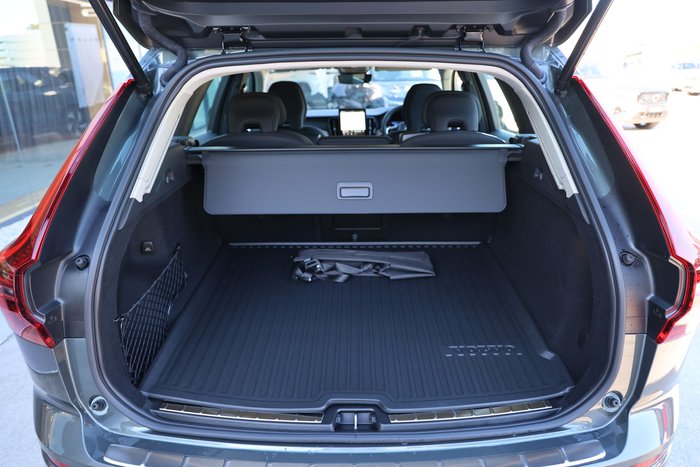 2026 Volvo XC60 Plus B5 Bright