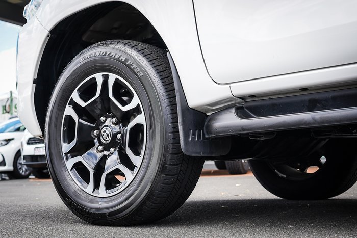 2024 Toyota HILUX SR5