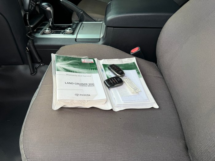 2020 Toyota LANDCRUISER GXL White