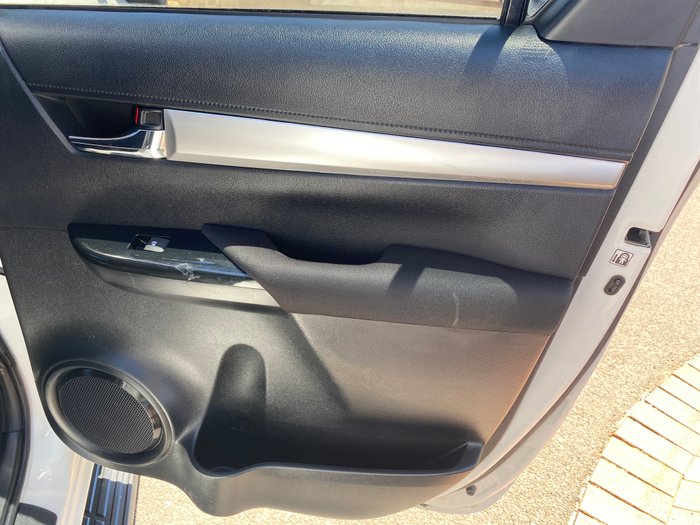 2017 TOYOTA HILUX SR5 (4x4)