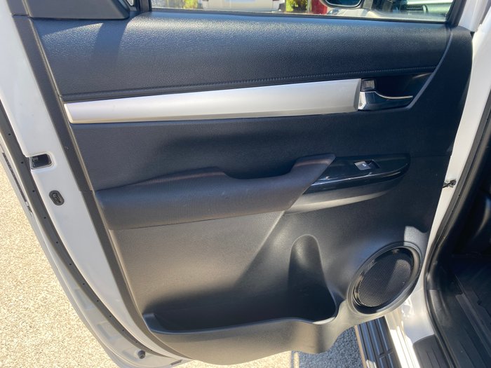 2017 TOYOTA HILUX SR5 (4x4)