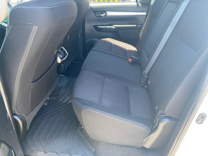 2017 TOYOTA HILUX SR5 (4x4)