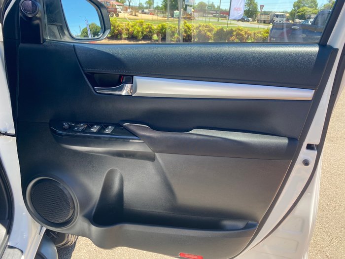 2017 TOYOTA HILUX SR5 (4x4)