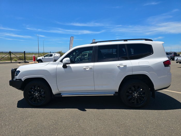 2024 Toyota LANDCRUISER GXL White