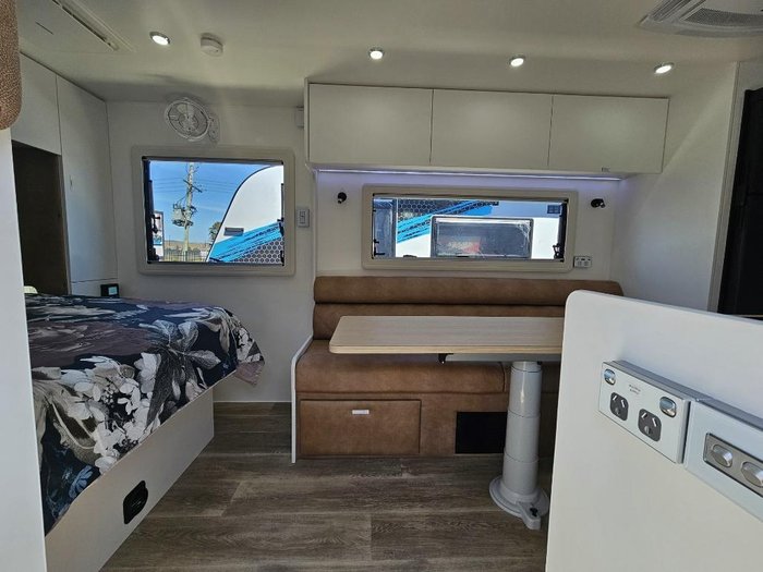 2024 Retreat Daydream 219Bse